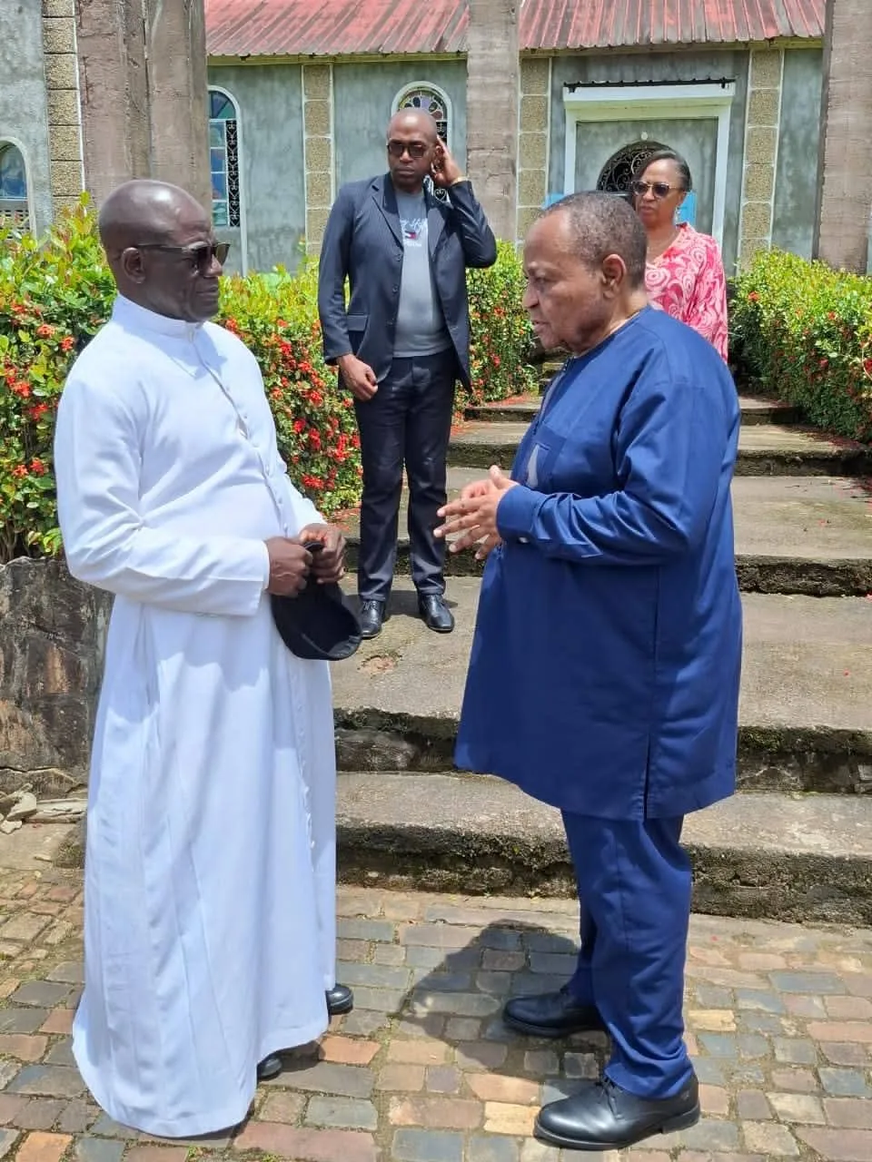 S.E. ANTOINE ZANGA SUR LA TOMBE DE BABA SIMON À EDÉA 