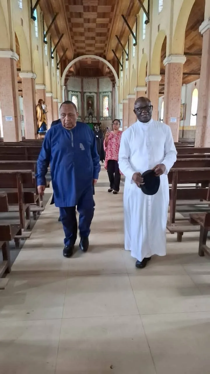 S.E. ANTOINE ZANGA SUR LA TOMBE DE BABA SIMON À EDÉA 