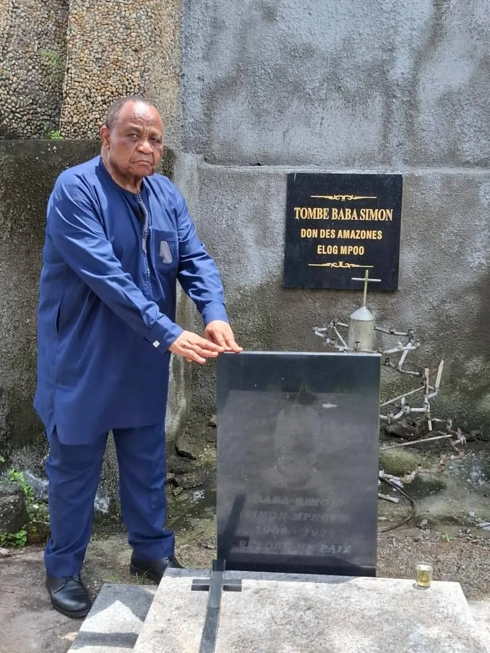 S.E. ANTOINE ZANGA SUR LA TOMBE DE BABA SIMON À EDÉA 