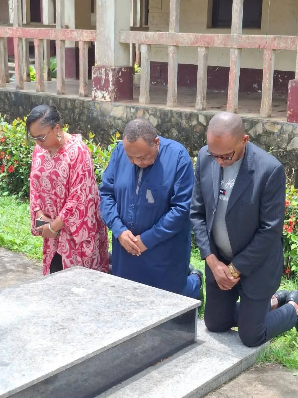 S.E. ANTOINE ZANGA SUR LA TOMBE DE BABA SIMON À EDÉA 